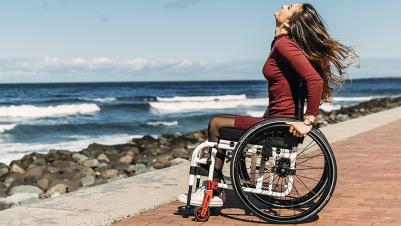 Manual wheelchair K-Series couple in front of ocean